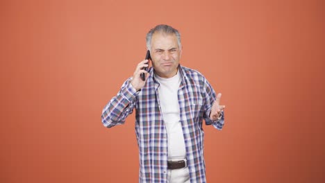 Hombre-Enojado-Hablando-Por-Teléfono.